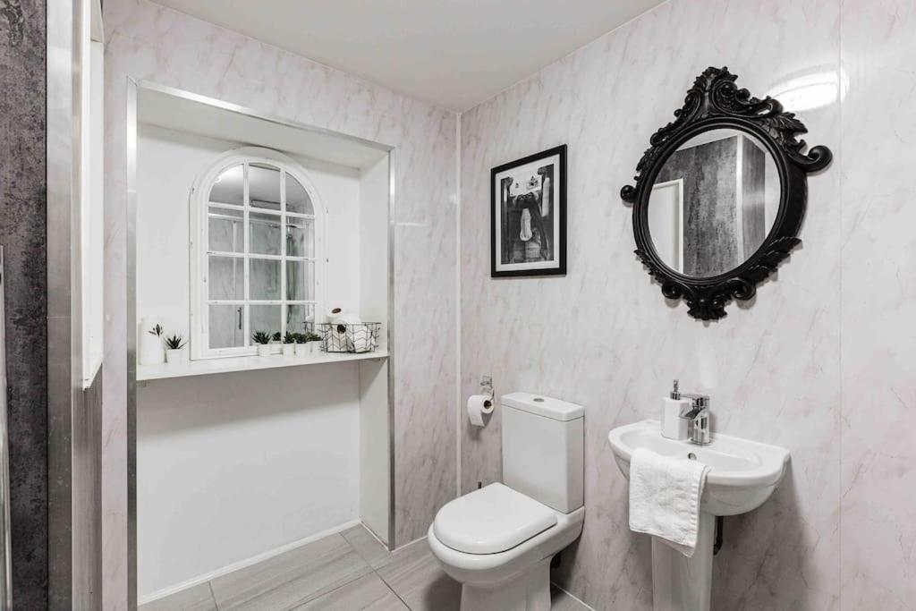Vip Centre With Secure Free Parking Apartment *